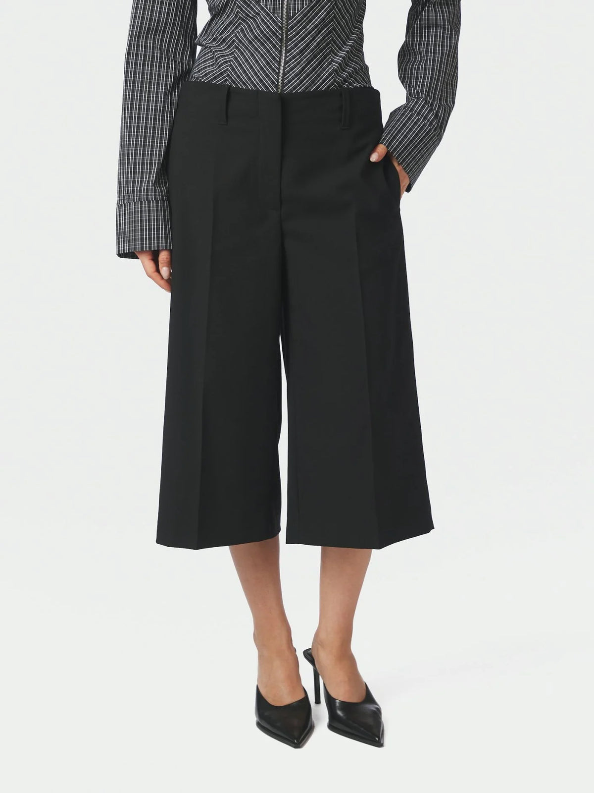 Neo Noir, Hannah Bermuda Shorts, Black