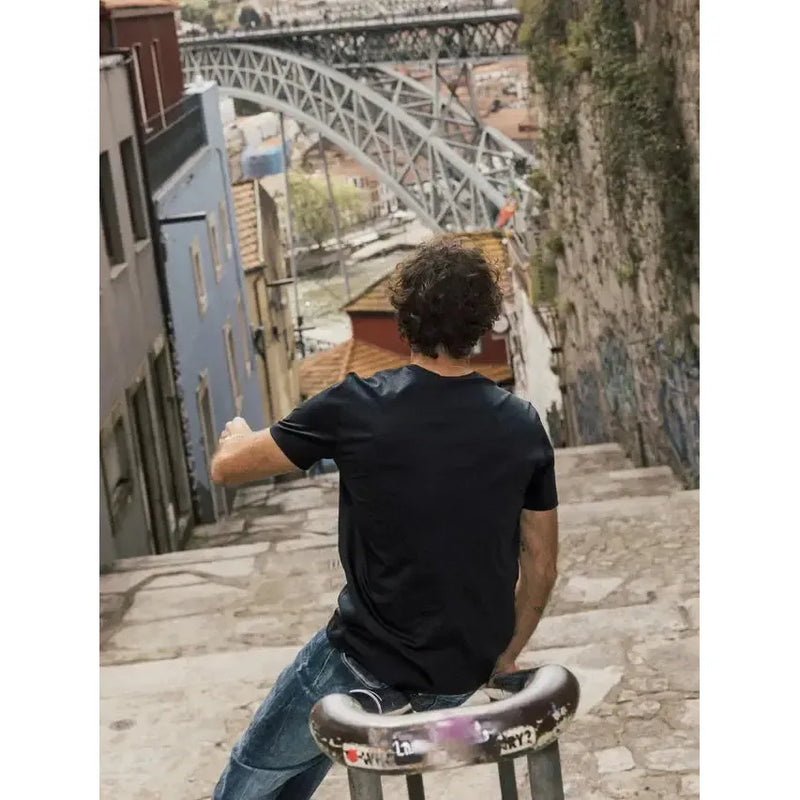 Mos Mosh Gallery, Perry O-SS Tee, Black-Mos Mosh Gallery-Minlillebutik.dk