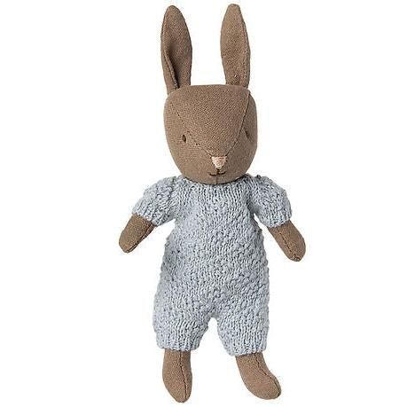 Maileg, Hare, Micro, Brun-Blå strikket dragt 16-5025-00-Maileg-Minlillebutik.dk